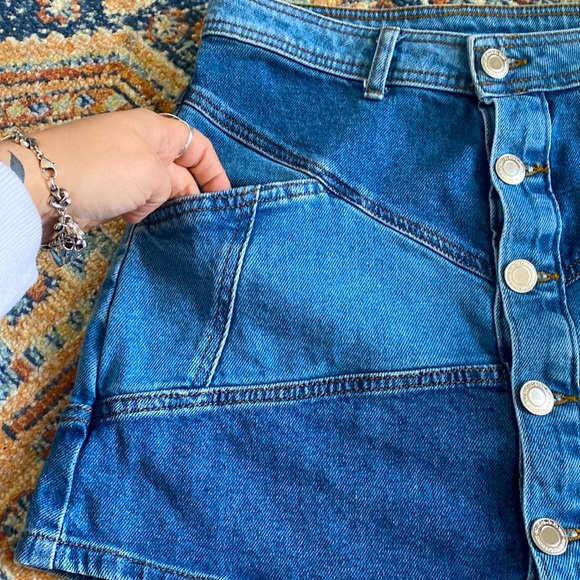 So branded jean skirt with buttons and pockets. Size 7. - Picture 2 of 4